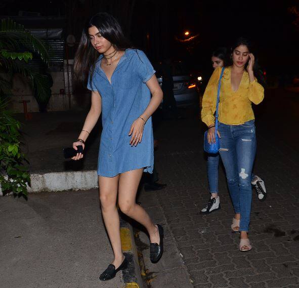 बता दें कि 19 साल की जाह्नवी कपूर अक्सर ही बड़े सितारों के सेलिब्रेशन में नज़र आती हैं.