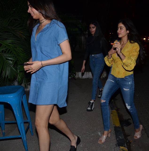 ऐसा इसलिए भी कहा जाता है क्योंकि प्रियंका चोपड़ा की पहली हॉलीवुड फिल्म बेवॉच समेत कई और फिल्में देखने भी ये दोनों साथ पहुंचे थे. इसके अलावा भी दोनों लगातार साथ स्पॉट किए जा रहे हैं.