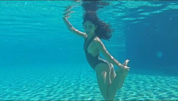  स्टार प्लस के सीरियल 'दहलीज' में निभाए गए किरदार के लिए त्रिधा की काफी तारीफ भी हो चुकी है.