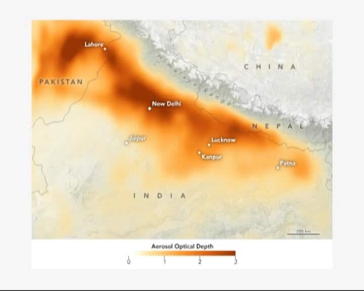 स्वास्थ्य मंत्रालय ने सांस की शिकायत वाले लोगों को घर में रहने और ज्यादा से ज्यादा तरल पदार्थ पीने की सलाह दी है साथ ही लोगों को मॉर्निंग वॉक करने के लिए भी मना किया है. प्रदूषण पर नासा ने भी सेटेलाइट की तस्वीरें जारी की हैं. इन तस्वीरों में हिंदुस्तान के अलग- अलग हिस्सों में प्रदूषण का हाल दिख रहा है, वहीं पाकिस्तान के भी कई हिस्सों में जहरीली धुएं का कहर दिख रहा है.