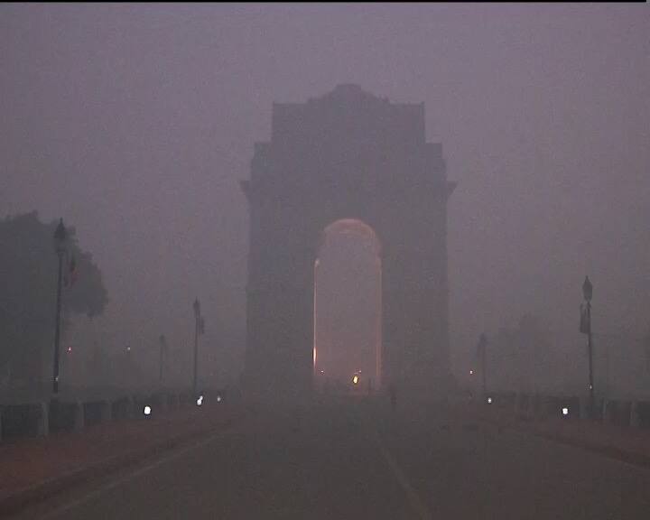 प्रदूषण के स्तर बढ़ने पर कुछ सावधानियां इस प्राकार हैं - अस्थमा और क्रोनिक ब्रॉन्काइटिस वाले मरीजों को अपनी दवा की खुराक बढ़ानी चाहिए. स्मॉग की परिस्थितियों में अधिक मेहनत वाले कामों से बचें. धुंध के दौरान धीमे ड्राइव करें. धुंध के समय हार्ट के मरीजों को सुबह में टहलना टाल देना चाहिए. फ्लू और निमोनिया के टीके पहले ही लगवा लें. सुबह के समय दरवाजे और खिड़कियां बंद रखें. बाहर निकलना जरूरी हो तो मास्क पहन लें.