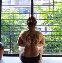 कभी बिकनी में तो कभी न्‍यूड हो योगा करती है ये योगा ट्रेनर, देखिए कहीं भी मोड़ लेती है अपनी बॉडी को 