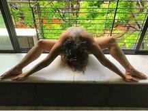 कभी बिकनी में तो कभी न्‍यूड हो योगा करती है ये योगा ट्रेनर, देखिए कहीं भी मोड़ लेती है अपनी बॉडी को 