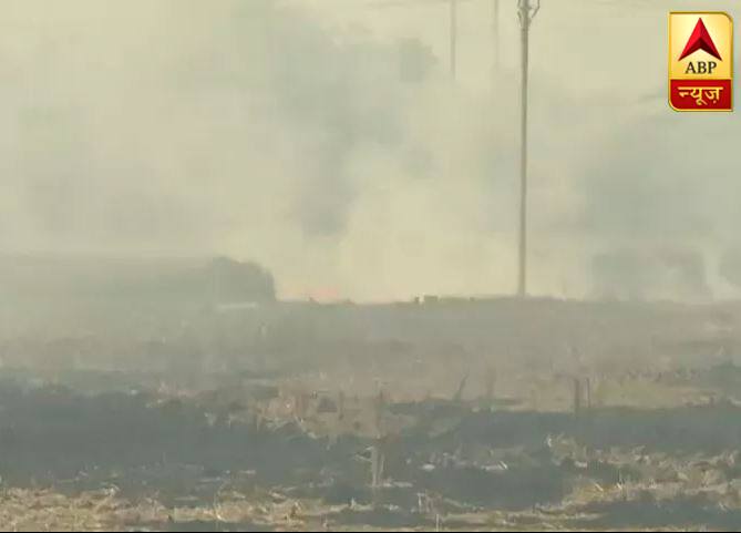 वातावरण में मौजूद धुआं कोहरे के साथ मिलकर स्मॉग बन जाता है जिसे धुंध भी कहते हैं. गर्मी में तो स्मॉग आसमान में चला जाता है लेकिन ठंड में ऐसा नहीं होता है. इसलिए धुंए और धुंध का जहरीला मिक्सचर तैयार होता है जो स्मोक और फॉग से कहीं ज्यादा खतरनाक होता है. इन दिनों स्मॉग ही हवा में घुला हुआ है.