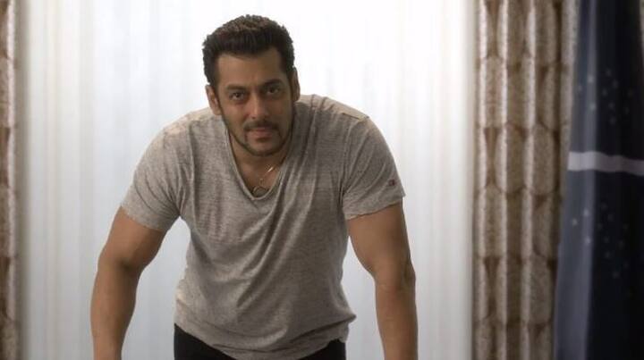 बॉलीवुड के सुपरस्टार सलमान खान ईद पर अपनी फिल्मों को रिलीज करने के लिए जाने जाते हैं. उन्होंने लगातार कई साल से ईद पर अपनी फिल्में रिलीज की हैं. अगले साल भी उन्होंने अपनी आने वाली फिल्म 'रेस 3' की तारीख तय कर दी है. इस फिल्म के लिए उन्होंने आज से शूटिंग शुरू कर दी है.