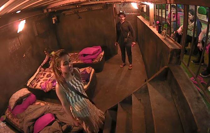 आकाश, बंदगी और सब्यासांची ने आपसी सहमति से हिना और हितेन को काल कोठरी में भेजने का फैसला किया. हिना खान सब्यासांची के फैसले से काफी नाराज हो गईं.