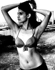 छुट्टियों पर जाते ही ये हीरोइन आ जाती है बिकनी में 