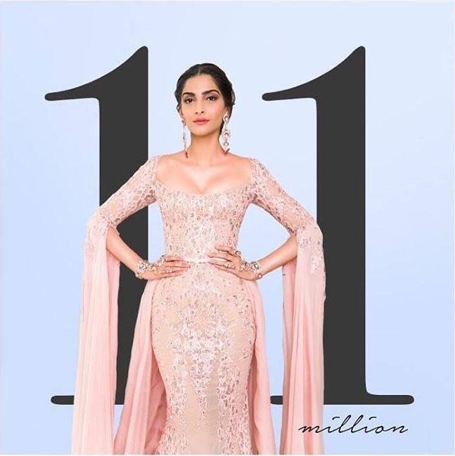    इन तस्वीरों के कैप्शन में सोनम ने अपने चाहने वालों का शुक्रिया कहा. सोनम में लिखा, 'यह यात्रा बहुत ही अद्भुत है. मुझे यकीन है कि मेरे फैंस दुनिया के अबसे अच्छे फैन्स हैं. मैं हर एक को दिल से धन्यवाद करना चाहती हूं.'
