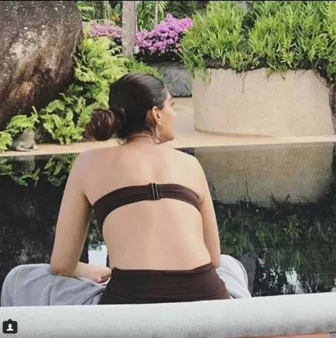 बता दें सोनम कपूर को कुछ दिन पहले बॉडी शेमिंग और ट्रोलिंग की शिकार होना पड़ा. अपने ग्लैमरस अंदाज के लिए मशहूर सोनम कपूर इन दिनों अपनी आने वाली फिल्म 'वीरे दी वेडिंग' की शूटिंग के लिए थाइलेंड गई हैं.