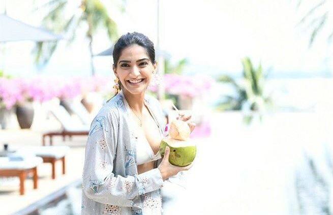 वीडियो में सोनम कपूर काले रंग की बिकनी में नजर आ रही हैं. जिसमें उनकी फीगर साफ नजर आ रही है और यही वजह थी कि ट्रोल करने वाले ने उन्हें ट्रोल करना शुरू कर दिया. हालांकि स्वरा भास्कर ने अभी तक इस वीडियो को डिलीट नहीं किया है और न ही किसी ने ट्रोलर्स को कोई जवाब दिया है.