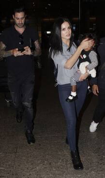 कैमरा देख असहज हुईं सनी लियोनी, हाथ से छुपाया बेटी का चेहरा