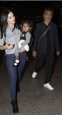 कैमरा देख असहज हुईं सनी लियोनी, हाथ से छुपाया बेटी का चेहरा