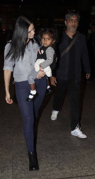 निशा को सनी ने अपनी गोद में उठा रखा था और वे काफी प्रोटेक्टिव भी नज़र आ रही थीं.