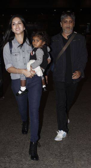 हालांकि बाद में उन्होंने अपना हाथ निशा के चेहरे से हटा लिया और दोनों की कई और तस्वीरें खिंच गईं.