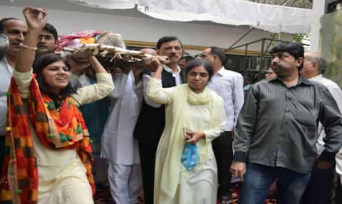 पिता की मौत पर शोक के बजाए बेटियों ने किया डांस, जानें क्या है पूरा मामला? पिता की मौत पर शोक के बजाए बेटियों ने किया डांस, जानें क्या है पूरा मामला?