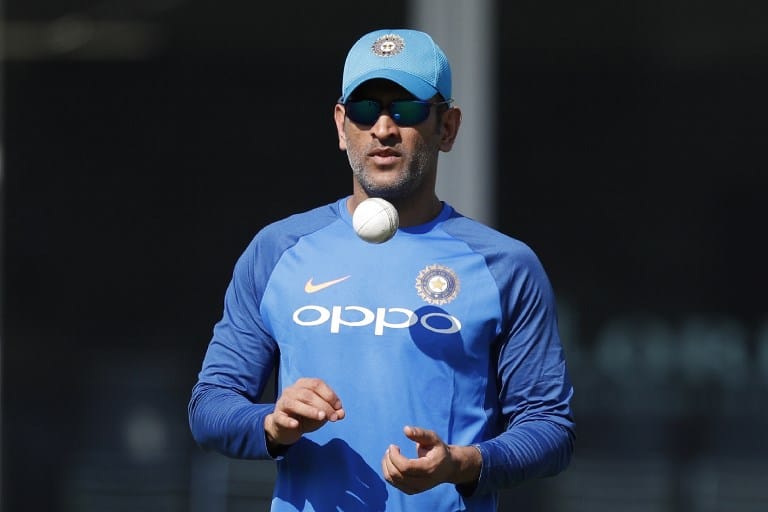 जब इस खिलाड़ी ने धोनी को कहा 'सर', माही ने पलटकर दिया ये जवाब Call me whatever you want but not sir: MS Dhoni to Yuzvendra Chahal जब इस खिलाड़ी ने धोनी को कहा 'सर', माही ने पलटकर दिया ये जवाब
