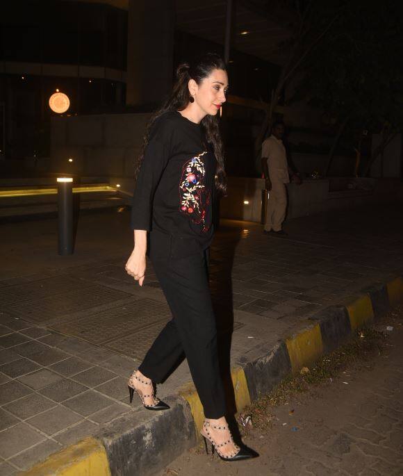 लंबे समय से फिल्मों से दूर करिश्मा कपूर के दो बच्चे हैं बेटी समायरा और बेटा कियान. तलाक के बाद दोनों ही करिश्मा कपूर के साथ रहते हैं.