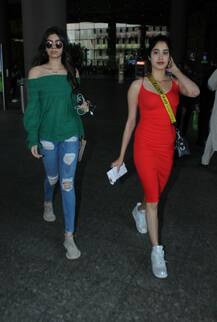 रेड ड्रेस में एयरपोर्ट पर बहन खुशी के साथ दिखीं जाह्नवी कपूर, फैंस ने ली सेल्फी