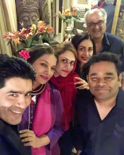 इस पार्टी में दिग्गज म्यूजिक डायरेक्टर ए. आर. रहमान, अभिनेत्री शबाना आजमी, डिजाइनर मनीष मल्होत्रा समेत कई करीबी लोग शामिल हुए.