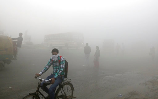 Delhi: school to reopen amid poisonous smog दिल्ली: जहरीली धुंध के बीच आज से दोबारा खुले स्कूल, प्रदूषण स्तर में बढ़ोतरी