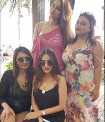 सिंगापुर में दोस्तों के साथ मस्ती कर रही हैं सोनाक्षी सिन्हा, पोस्ट की हैं HOT तस्वीरें