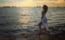 सिंगापुर में दोस्तों के साथ मस्ती कर रही हैं सोनाक्षी सिन्हा, पोस्ट की हैं HOT तस्वीरें