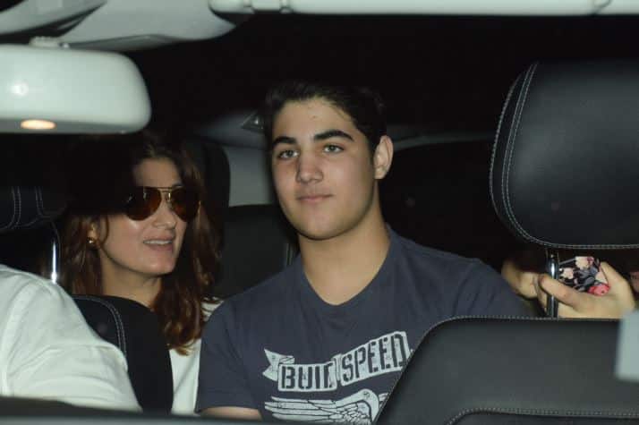 इस दौरान अक्षय और ट्विंकल के बेटे आरव कुमार भी दिखाई दिए. हालांकि उनकी बेटी नितारा कहीं नजर आई.