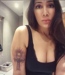 सोफिया हयात ने गुदवाया कपल टैटू