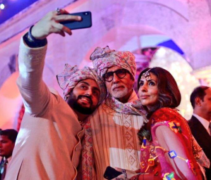 पापा और बहन श्वेता नंदा बच्चन के साथ सेल्फी लेते अभिषेक बच्चन. इस तस्वीरों को देखने के बाद ये तो साफ है पूरे परिवार ने शादी में जमकर मस्ती की.