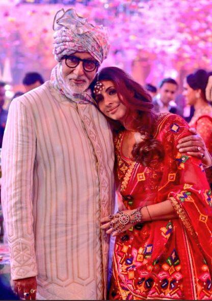 बेटी श्वेता के साथ पोज देते बिग बी. इस शादी में श्वेता ने भी गुलावी रंग का लहंगा पहना हुआ था. इसके साथ ही श्वेता ने ज्वैलरी ने नाम पर एक हैवी मांग टीका लगाया हुआ था. 