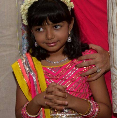 वहीं ऐश्वर्या और अभिषेक बच्चन की बेटी आराध्या ने भी अपनी मम्मी और बुआ की तरह गुलाबी रंग की लहंगा पहना हुआ था. इस दौरान आराध्या ने गजरे चूड़ियां झुमकी और नेक्लेस सभी पहना हुआ था जिसमें वो बेहद प्यारी लग रही ती. आराध्या के कंधे पर ऐश्वर्या का हाथ रखा हुआ है. 