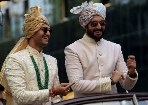 अमिताभ बच्चन ने ब्लॉग में लिखा है कि शादी का माहौल बहुत ही अच्छा होता है, हर ओर खुशियां होती हैं, सभी मिलते हैं. दुल्हन के पिता बेटी को नए घर में भेजते हैं, सभी आशीर्वाद देते हैं.