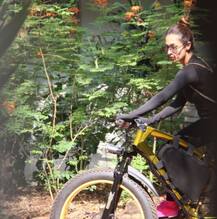 वर्कआउट के बाद साइकिल चलाती नज़र आईं मलाइका अरोड़ा, देखें तस्वीरें