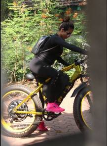 वर्कआउट के बाद साइकिल चलाती नज़र आईं मलाइका अरोड़ा, देखें तस्वीरें