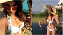तस्वीरों - पूल के किनारे बिकिनी में नजर आईं करिश्मा शर्मा
