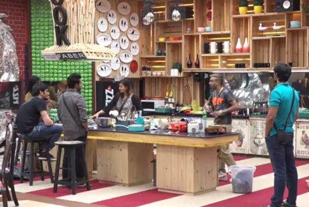 Bigg Boss 11: विकास गुप्ता और शिल्पा शिंदे की दोस्ती पर भड़के आकाश ददलानी Bigg Boss 11: Aakash Slams Shilpa over friendship with vikas Bigg Boss 11: विकास गुप्ता और शिल्पा शिंदे की दोस्ती पर भड़के आकाश ददलानी