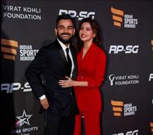 विराट कोहली ने अनुष्का के साथ लगाई इंस्टा पर DP, दिसंबर में शादी की अटकलें तेज