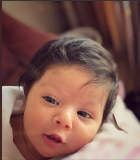 बेटी इनाया की पहली तस्वीर शेयर करते हुए कुनाल ने लिखा है, ‘मैं अपनी इस प्यारी बेटी के साथ हर एक बच्चे को चिल्ड्रेन्स डे की शुभकामनाएं देता हूं. आप सभी का बचपना हमें एक अच्छा इंसान बनने के लिए प्रेरित करता रहे. हैप्पी चिल्ड्रेन्स डे.’