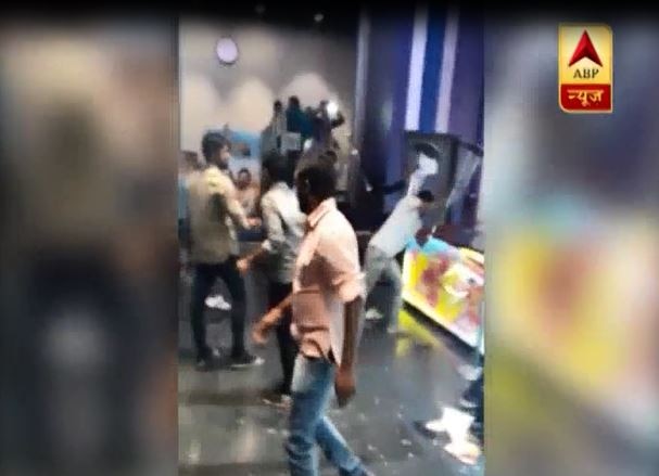 Padmavati Protest Turns Violent as Karni Sena Activists Vandalise Cinema Hall in Kota कोटा में ‘पद्मावती’ का ट्रेलर दिखाए जाने पर बवाल, प्रदर्शनकारियों ने थिएटर में की तोड़फोड़