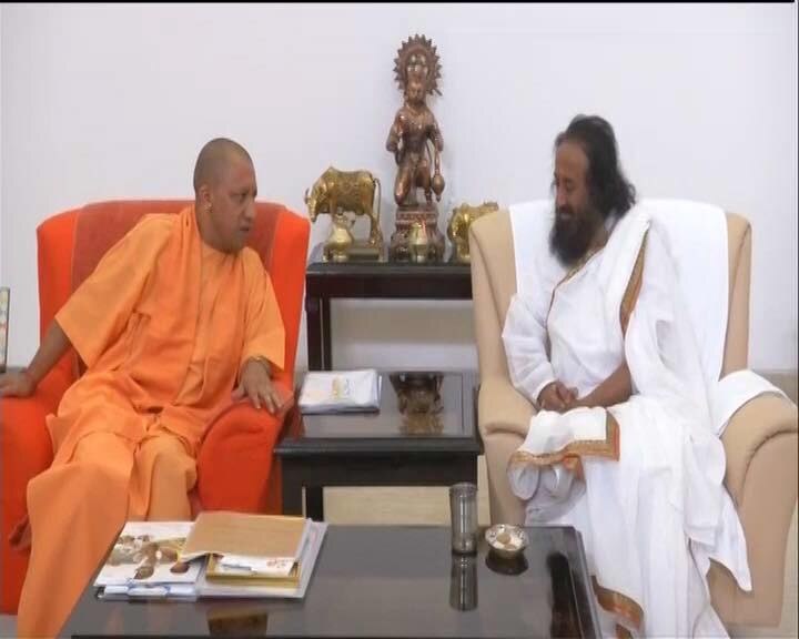 sri sri ravishankar will meet cm yogi adityanath on ram mandir issue अयोध्या विवाद पर बात बनेगी? सीएम योगी आदित्यनाथ से मिले श्री श्री रविशंकर