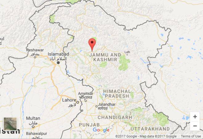 सोनमर्ग और उसके आस-पास के क्षेत्रों जोजिला में आज मौसम की पहला बर्फबारी हुई. जिसकी वजह से दिन के तापमान में तेज गिरावट देखने को मिली.
