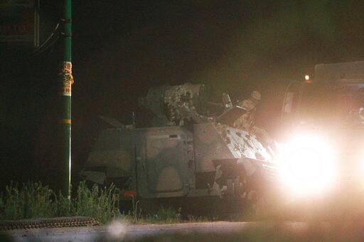 इस विवाद ने मुगाबे के लिए ऐसे समय में बड़ी परीक्षा की घड़ी पैदा कर दी है, जब उनका स्वास्थ्य लगातार बिगड़ रहा है. चिवेंगा ने मांग की थी कि मुगाबे उपराष्ट्रपति एमरसन मनांगाग्वा की पिछले सप्ताह की गई बर्खास्तगी को वापस लें.