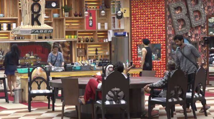 हालांकि, अब तक यह जानकारी तो सामने नहीं आई है कि हितेन किस प्रक्रिया के तहत घर से नए कैप्टन बने हैं. लेकिन बिग बॉस ने शो में ट्विस्ट लाते हुए हितेन को केवल एक्टिंग कैप्टन ही बनाया है.