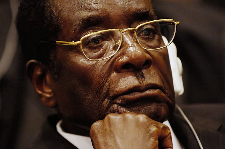 Zimbabwe President Robert Mugabe under house arrest, army takes control 37 साल से सत्ता में बैठे जिम्बाब्वे के राष्ट्रपति मुगावे नजरबंद, सेना का कब्जा