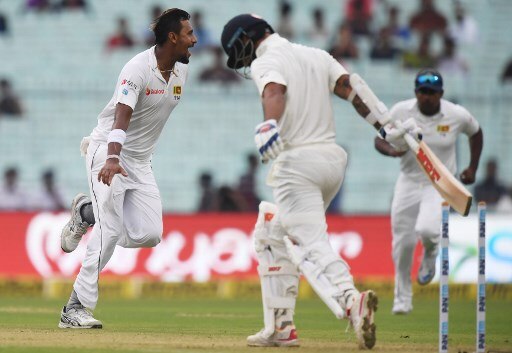 Suranga Lakmal shines in Bad Day of first test between India and Sri Lanka at Kolkata INDvsSL: खराब रौशनी और लकमल के सामने धुंधली पड़ी भारत की बल्लेबाज़ी