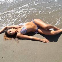 समंदर में नहाकर नमकीन हुईं शिबानी