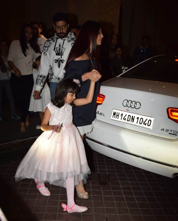 बेटी का बर्थडे मनाने के बाद ऐश्वर्या परिवार के साथ वापस घर लौट गईं. गौर करने वाली बात ये है पूरे समय आराध्या और ऐश्वर्या ने एक दूसरे का हाथ नहीं छोड़ा. 