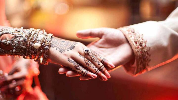 शादी.कॉम के मुख्य कार्यकारी अधिकारी गौरव रक्षित ने कहा, ‘‘पिछले कुछ साल से हमने यह रुख देखा है कि युवा इस प्लेटफार्म पर अपनी उपस्थिति दर्ज कराते हैं. इनमें से 75% अपने परिवार के किसी सदस्य के बजाय खुद के लिए ‘लाइफ पार्टनर’ तलाशना चाहते हैं.’’
