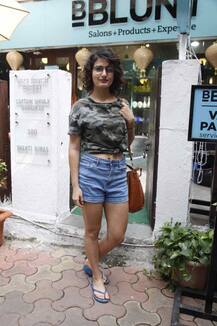 डेनिम शॉर्ट्स-कैमॉफ्लाज क्रॉप टॉप में Navel फ्लॉन्ट करती दिखीं फातिमा सना शेख