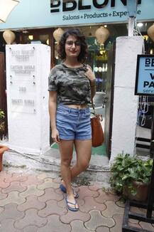 डेनिम शॉर्ट्स-कैमॉफ्लाज क्रॉप टॉप में Navel फ्लॉन्ट करती दिखीं फातिमा सना शेख